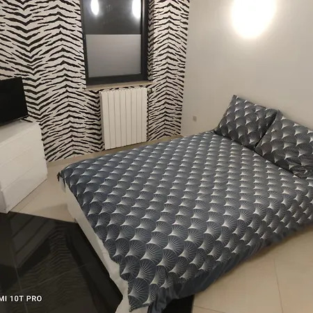 8 Pour 20 Personnes שרלרואה