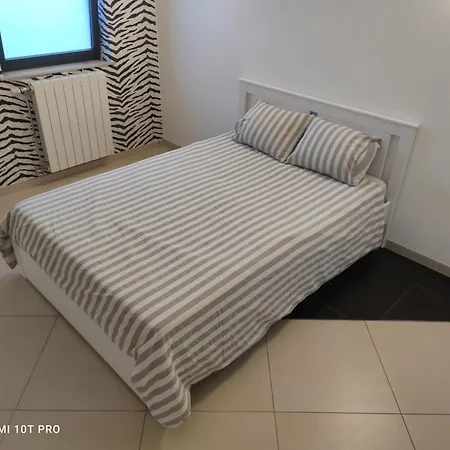 8 Pour 20 Personnes שרלרואה